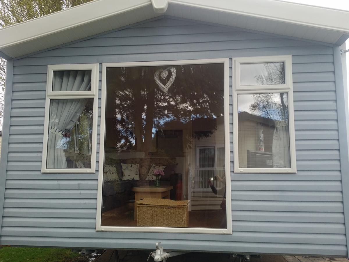 Haggerston Lola The Lodge And Betty The Van Cheswick エクステリア 写真